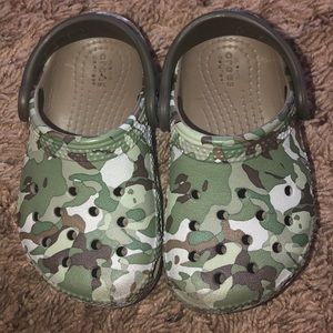 Crocs camo